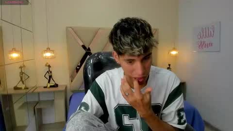 Snapshot of ferphoenix_ chatting on February 25, 4:33 am FER PHOENIX online show from February 25, 4:33 am