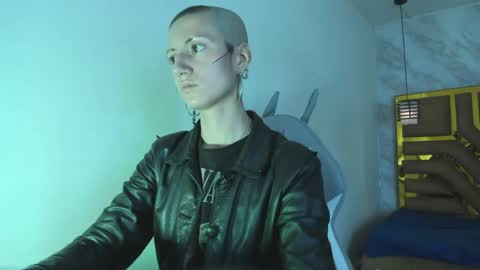   online show from March 28, 3:33 pm