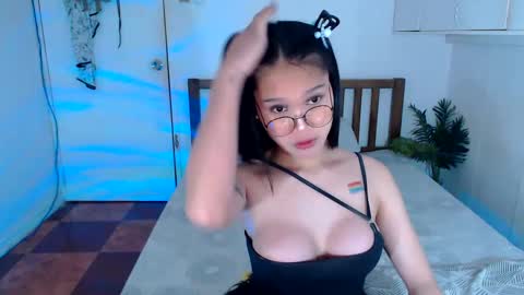Snapshot of filipina_sassyqirl19xxx chatting on January 22, 9:24 am sweet online show from January 22, 9:24 am