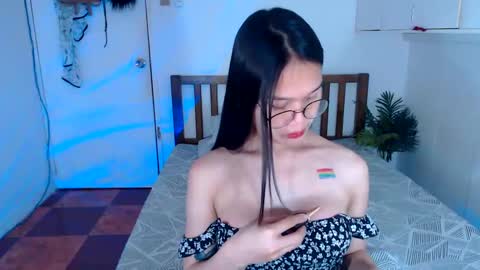 Snapshot of filipina_sassyqirl19xxx chatting on January 31, 10:10 am sweet online show from January 31, 10:10 am