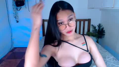 Snapshot of filipina_sassyqirl19xxx chatting on February 7, 9:47 am sweet online show from February 7, 9:47 am