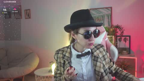 Snapshot of filipinaadams chatting on December 4, 8:34 am cap and Lana online show from December 4, 8:34 am