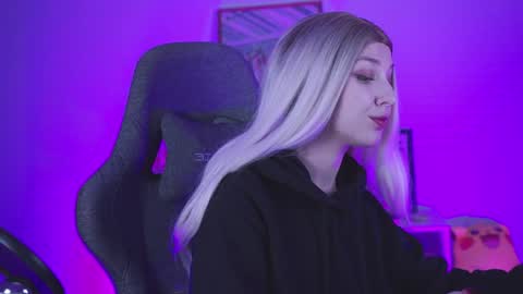 Snapshot of filipinaadams chatting on December 21, 8:28 am cap and Lana online show from December 21, 8:28 am