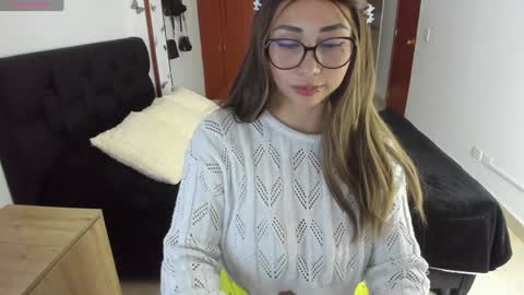 Snapshot of fiore_sanz chatting on January 1, 12:53 am online show from January 1, 12:53 am