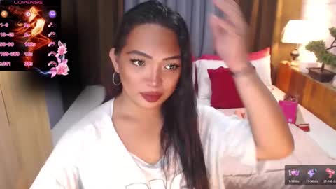 Snapshot of fitfemme_anna chatting on April 23, 9:52 am fitfemme_anna online show from April 23, 9:52 am
