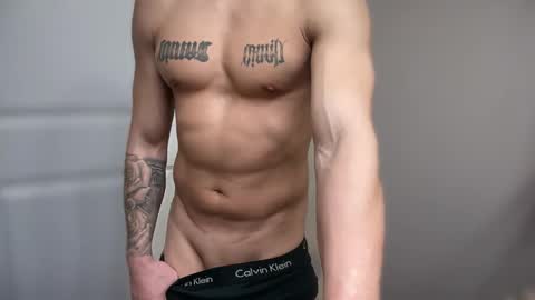 Snapshot of fithornyandtatted chatting on February 17, 5:08 pm fithornyandtatted online show from February 17, 5:08 pm