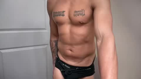 Snapshot of fithornyandtatted chatting on March 5, 11:45 pm fithornyandtatted online show from March 5, 11:45 pm