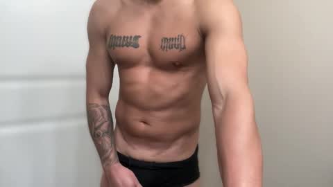 Snapshot of fithornyandtatted chatting on April 10, 5:39 pm fithornyandtatted online show from April 10, 5:39 pm