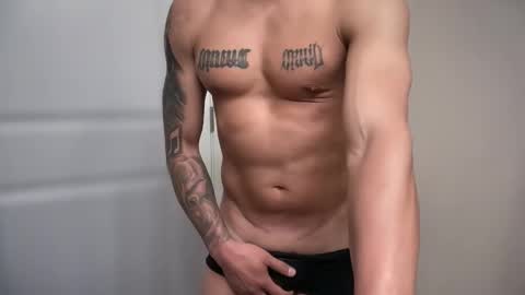 Snapshot of fithornyandtatted chatting on May 14, 11:44 pm fithornyandtatted online show from May 14, 11:44 pm