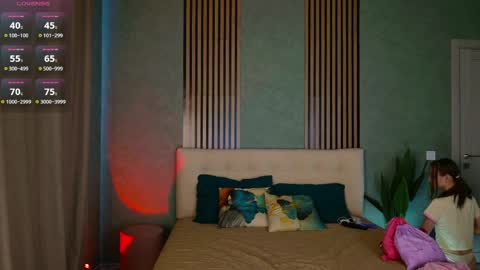 im Linda please give me thumbs up online show from April 4, 10:02 am