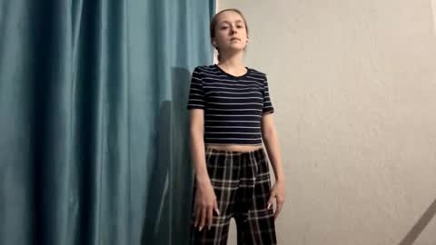 Snapshot of fleshpoetry chatting on February 25, 1:26 am Emma online show from February 25, 1:26 am