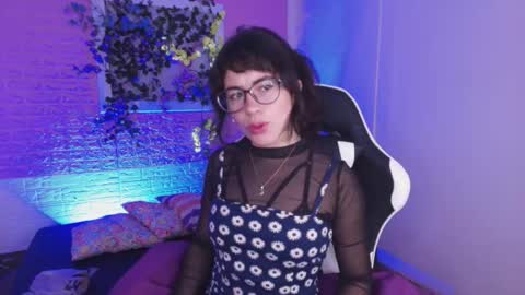 Snapshot of flora_blue chatting on October 20, 11:43 am flora_blue online show from October 20, 11:43 am