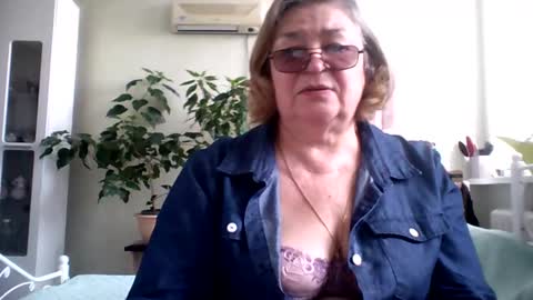 Snapshot of flowerlover8 chatting on February 27, 8:50 am Flowerlower online show from February 27, 8:50 am