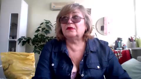 Snapshot of flowerlover8 chatting on March 7, 10:56 am Flowerlower online show from March 7, 10:56 am