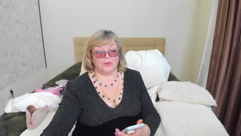 Snapshot of flowerlover8 chatting on March 11, 2:40 pm Flowerlower online show from March 11, 2:40 pm