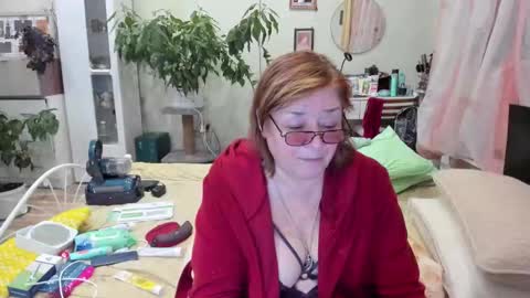 Snapshot of flowerlover8 chatting on October 28, 6:43 pm Flowerlower online show from October 28, 6:43 pm