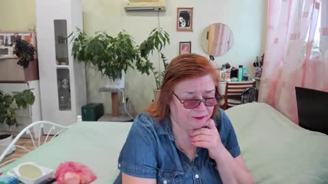 Snapshot of flowerlover8 chatting on October 29, 6:48 am Flowerlower online show from October 29, 6:48 am