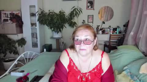 Snapshot of flowerlover8 chatting on November 1, 9:39 pm Flowerlower online show from November 1, 9:39 pm