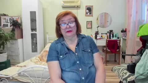 Snapshot of flowerlover8 chatting on December 14, 6:41 am Flowerlower online show from December 14, 6:41 am