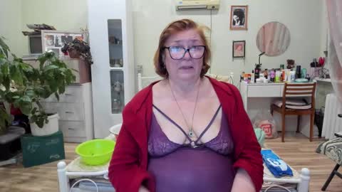 Snapshot of flowerlover8 chatting on December 17, 7:31 pm Flowerlower online show from December 17, 7:31 pm