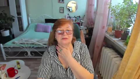 Snapshot of flowerlover8 chatting on February 12, 6:19 am Flowerlower online show from February 12, 6:19 am