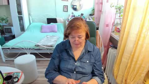 Snapshot of flowerlover8 chatting on February 18, 7:26 am Flowerlower online show from February 18, 7:26 am