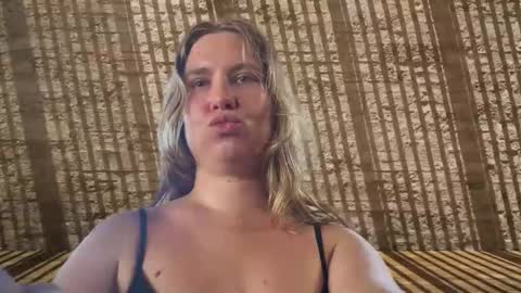 Snapshot of fluffy_bunnyxxx chatting on April 25, 6:27 am fluffy_bunnyxxx online show from April 25, 6:27 am