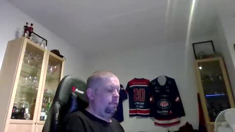 Snapshot of fluffy_espen chatting on March 16, 5:44 am fluffy_espen online show from March 16, 5:44 am