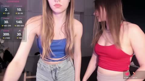 Snapshot of flurry_cute chatting on December 6, 4:49 pm Flurry and Chloe online show from December 6, 4:49 pm