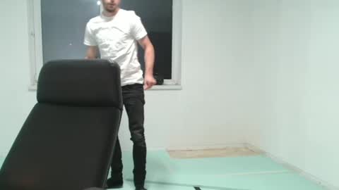 independent model online show from February 10, 8:00 pm