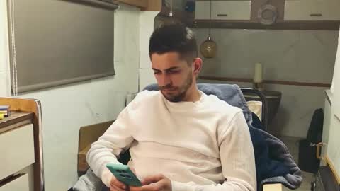 independent model online show from April 4, 7:00 pm