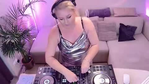 Snapshot of forbiddenkitty chatting on November 4, 9:47 pm Forbidden Kitty online show from November 4, 9:47 pm