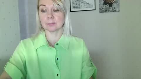 forever_smilex online show from December 23, 9:49 am