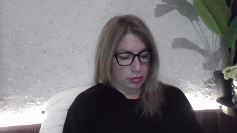 fox_red_lady7 online show from December 7, 8:05 pm