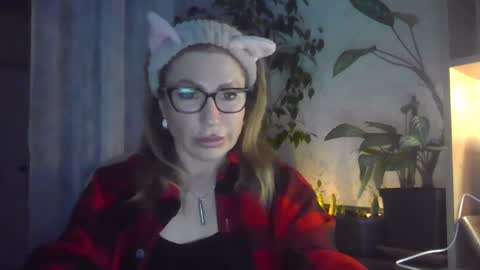 fox_red_lady7 online show from March 1, 3:49 pm