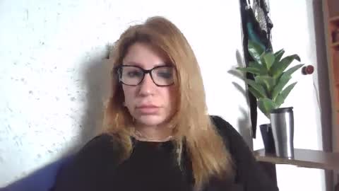 Snapshot of fox_red_lady7 chatting on March 6, 7:57 am fox_red_lady7 online show from March 6, 7:57 am