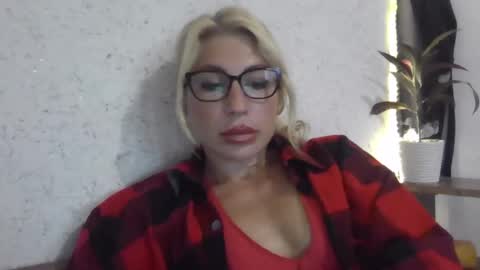 Snapshot of fox_red_lady7 chatting on October 1, 12:11 pm fox_red_lady7 online show from October 1, 12:11 pm