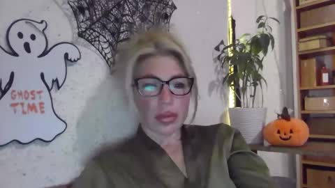 Snapshot of fox_red_lady7 chatting on October 31, 7:59 pm fox_red_lady7 online show from October 31, 7:59 pm