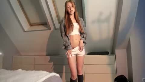 Snapshot of foxie_kiss chatting on October 5, 3:21 pm Hello world Feel free to follow online show from October 5, 3:21 pm