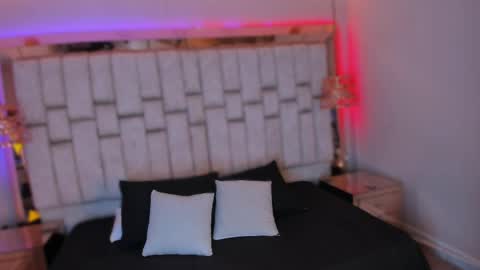 fox with 3 xs  online show from April 4, 8:06 pm