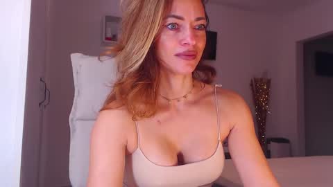 Snapshot of foxyadele_ chatting on October 14, 6:36 am Adela - Single mom. 40 y online show from October 14, 6:36 am