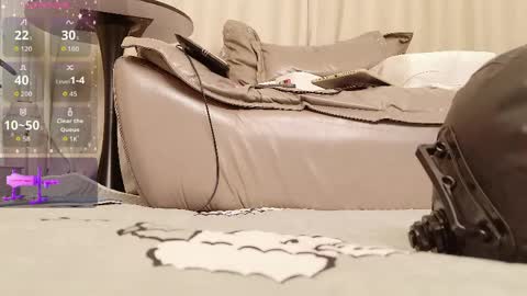 yiyi online show from April 12, 11:59 am