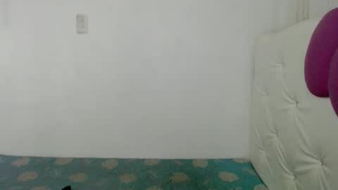 Snapshot of foxylicious_danielax chatting on October 21, 1:28 am Daniela online show from October 21, 1:28 am