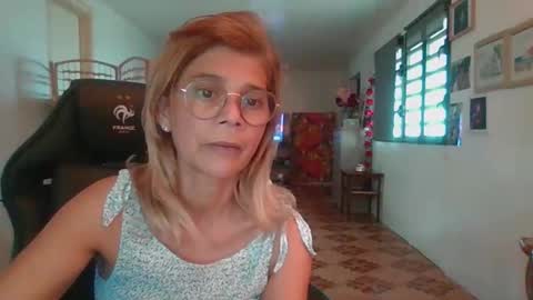 Snapshot of francelune chatting on January 17, 12:21 pm francelune online show from January 17, 12:21 pm