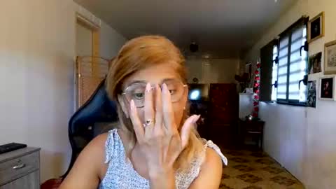 Snapshot of francelune chatting on February 7, 12:53 pm francelune online show from February 7, 12:53 pm