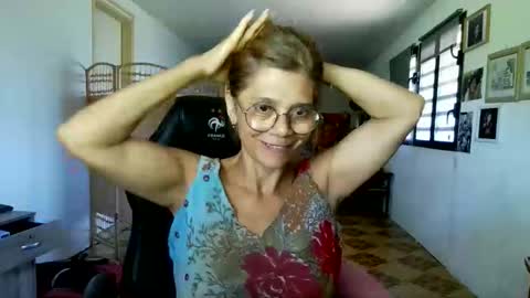 Snapshot of francelune chatting on February 13, 7:15 am francelune online show from February 13, 7:15 am