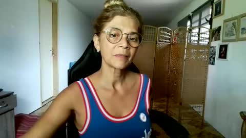 Snapshot of francelune chatting on February 15, 6:32 am francelune online show from February 15, 6:32 am