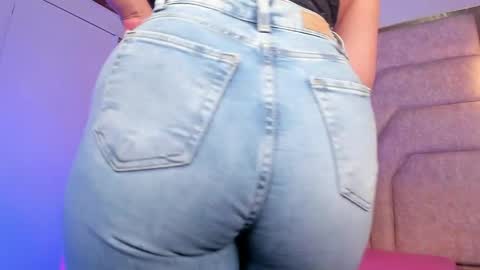 Snapshot of francheska121 chatting on April 22, 7:15 pm francheska121 online show from April 22, 7:15 pm