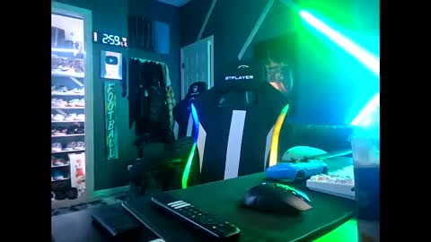 Snapshot of frankie_madeincuba chatting on November 2, 7:00 am Xo tattd on her body online show from November 2, 7:00 am