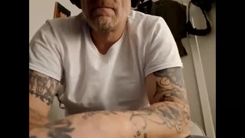 Snapshot of frankieblueeyes30 chatting on January 19, 9:57 am Blue eyed tatted Daddy online show from January 19, 9:57 am